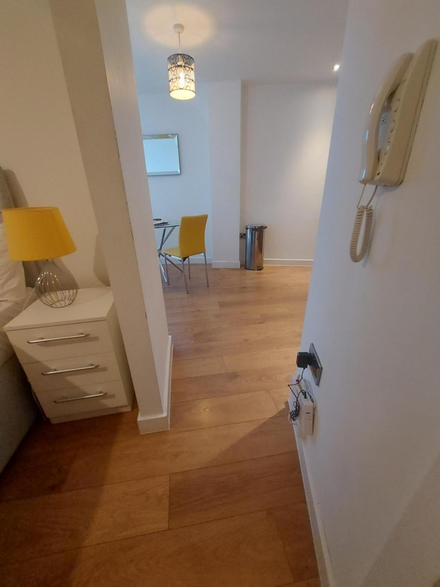 Apartment Comfortable Modern 1 Bedroom In -convenient For Up To 3 *